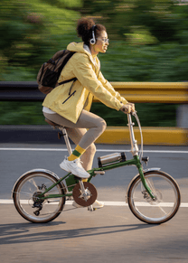 Femme roulant sur le vélo électrique pliant OneSport OT02 Pro coloris vert sur la route