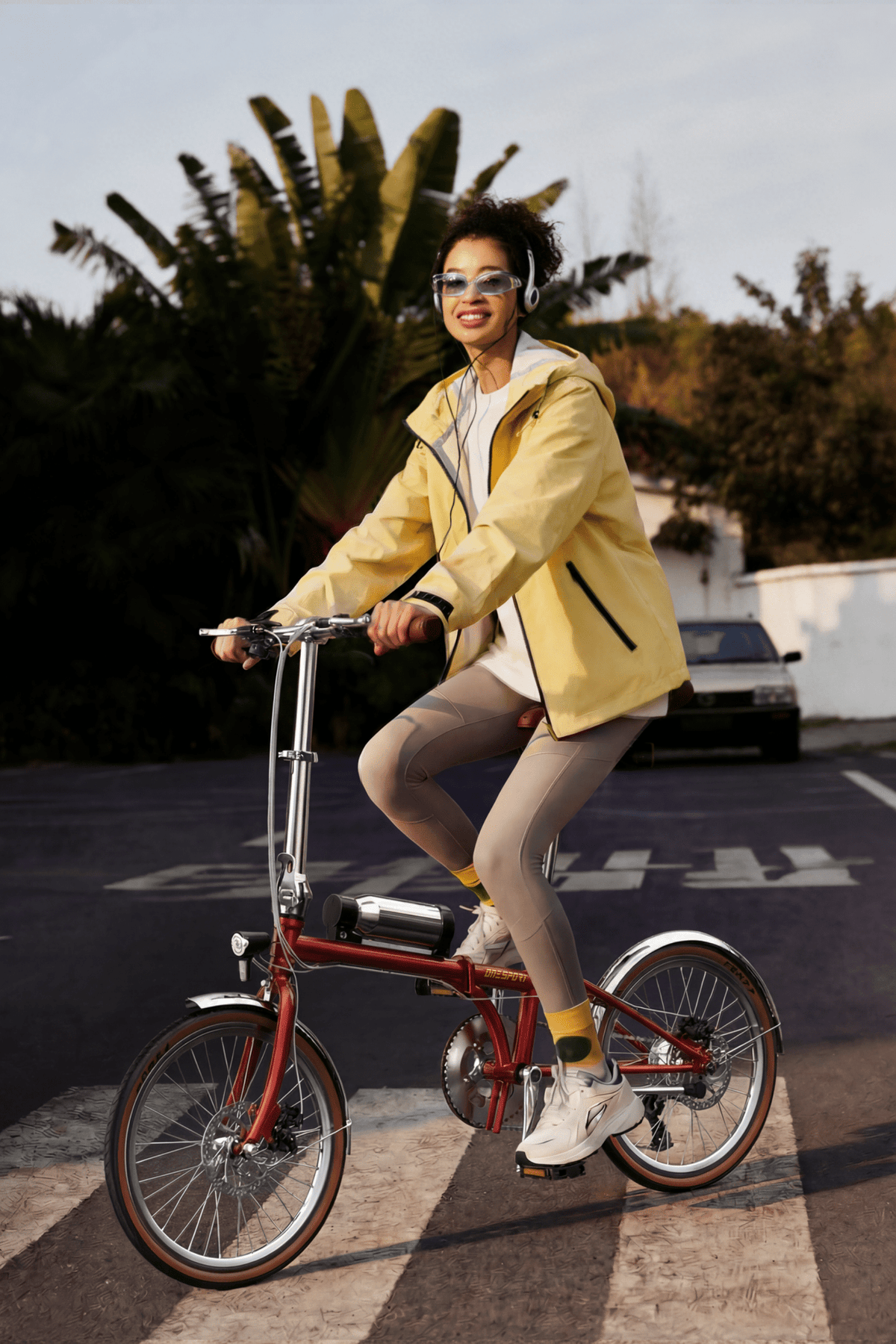Femme roulant sur le vélo électrique pliant OneSport OT02 Pro coloris rouge