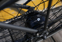 Moteur-roue de l'OneSport OT12 coloris noir au soleil