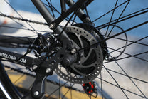 Dérailleur et chaîne de l'OneSport OT12 coloris noir au bord de la mer