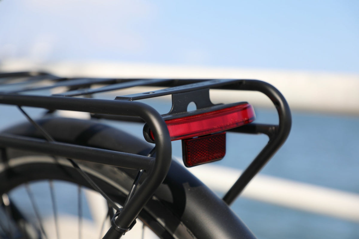 Feu arrière de l'OneSport OT12 coloris noir au bord de la mer
