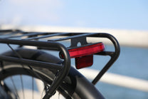 Feu arrière de l'OneSport OT12 coloris noir au bord de la mer