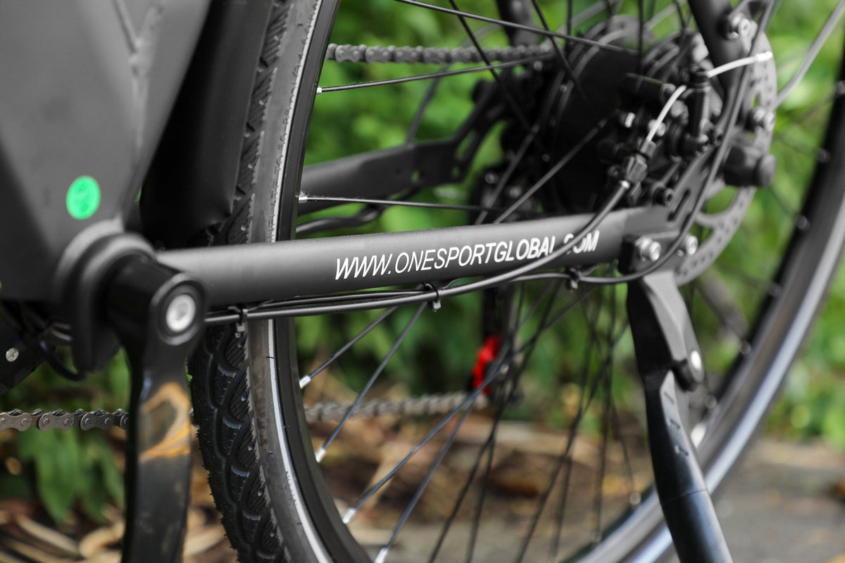 Dérailleur et chaîne de l'OneSport OT12 coloris noir dans un parc