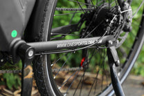 Dérailleur et chaîne de l'OneSport OT12 coloris noir dans un parc