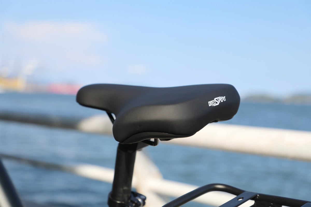 Selle de l'OneSport OT12 coloris noir au bord de la mer