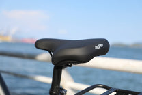 Selle de l'OneSport OT12 coloris noir au bord de la mer