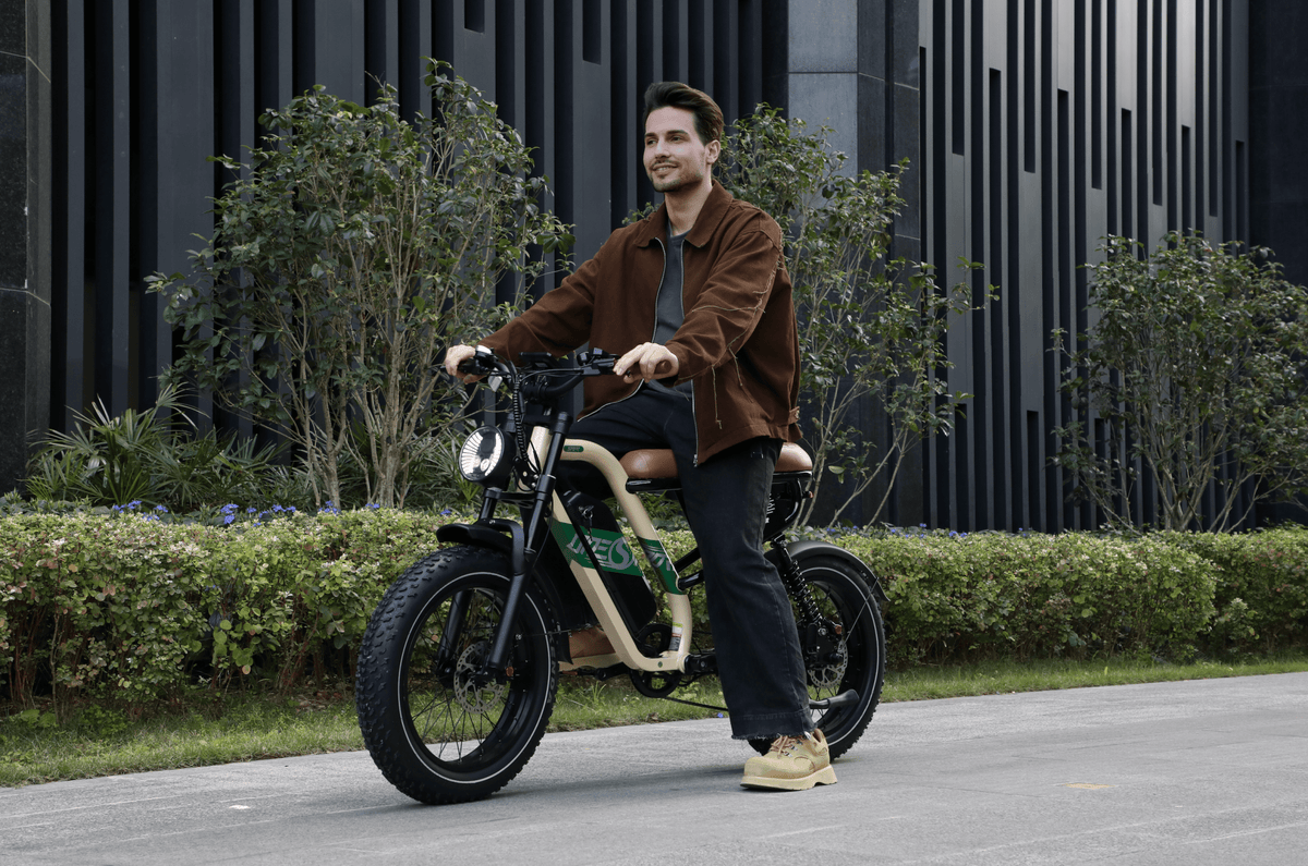 Homme debout avec le vélo électrique fat bike OneSport W66 dans une rue