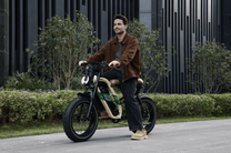 Homme debout avec le vélo électrique fat bike OneSport W66 dans une rue