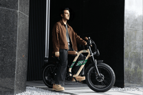 Homme assis sur le vélo électrique fat bike OneSport W66 en ville