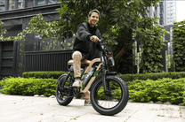 Homme roulant sur le vélo électrique fat bike OneSport W66 dans un parc