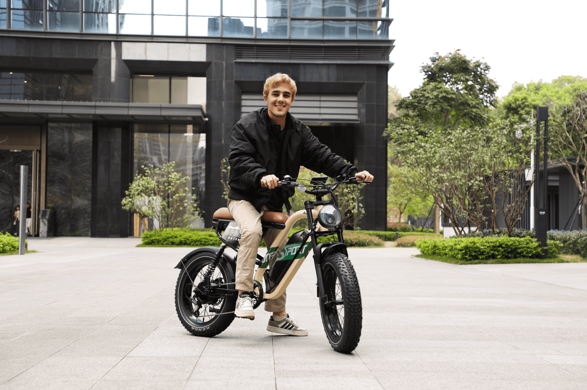 Homme roulant sur le vélo électrique fat bike OneSport W66 dans une rue