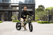 Homme roulant sur le vélo électrique fat bike OneSport W66 dans une rue