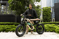 Homme assis sur le vélo électrique fat bike OneSport W66 dans un parc