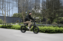 Homme roulant sur le vélo électrique fat bike OneSport W66 sur une allée