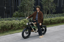 Homme debout avec le vélo électrique fat bike OneSport W66 dans un parc