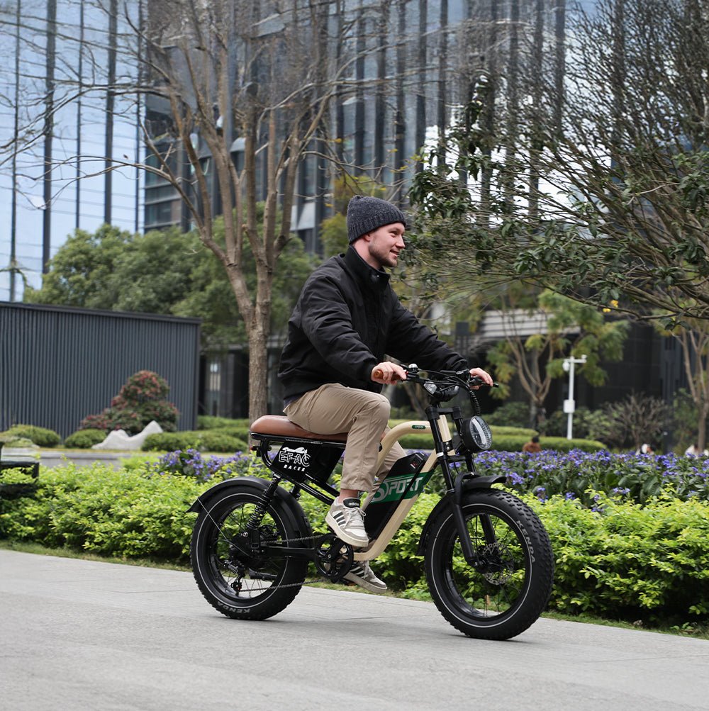Homme roulant sur le vélo électrique fat bike OneSport W66 en ville
