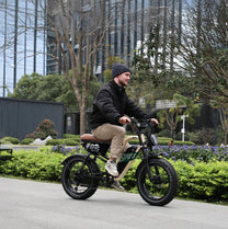 Homme roulant sur le vélo électrique fat bike OneSport W66 en ville