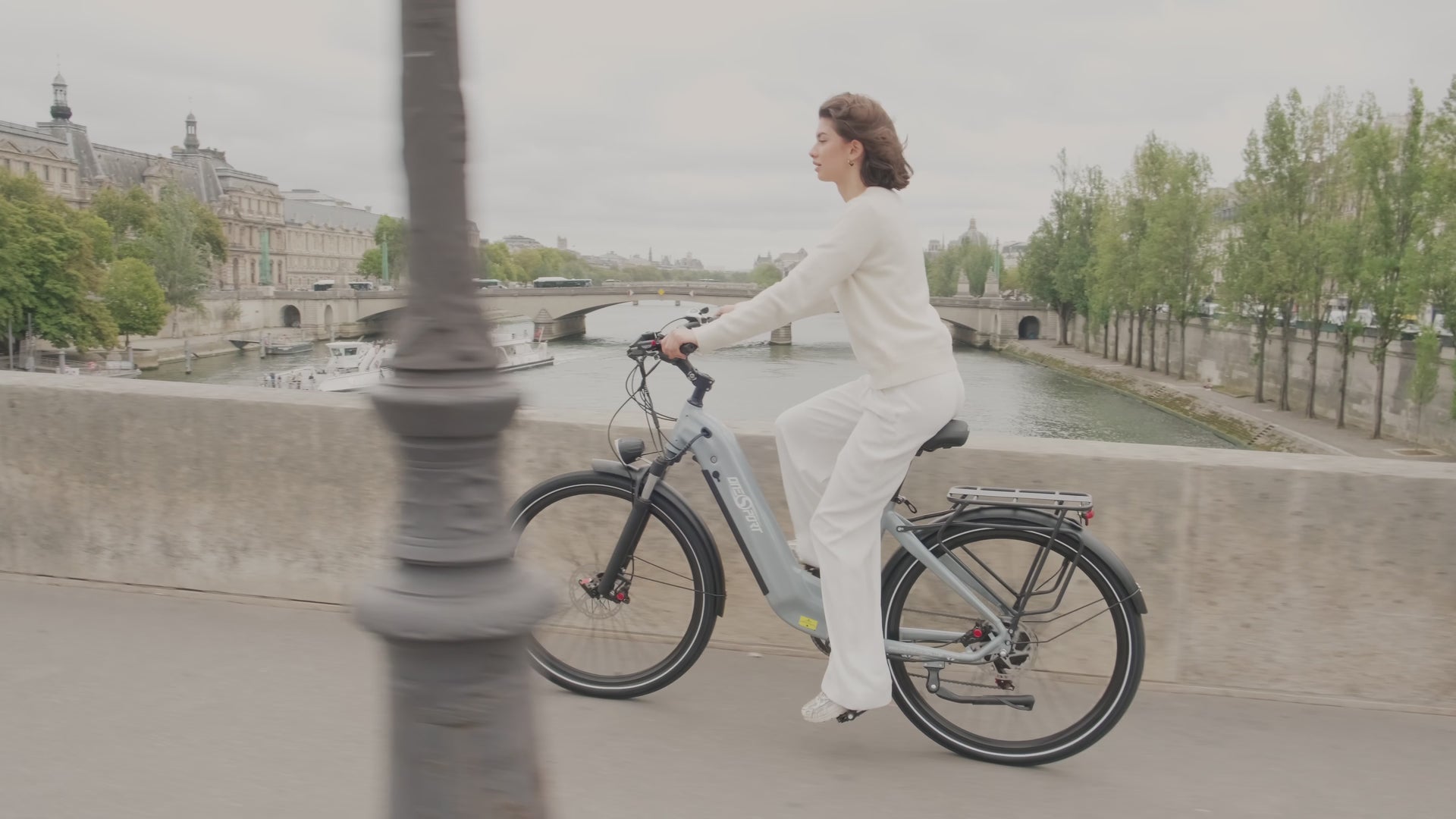Vidéo : vélo électrique sur un chemin de gravier en forêt