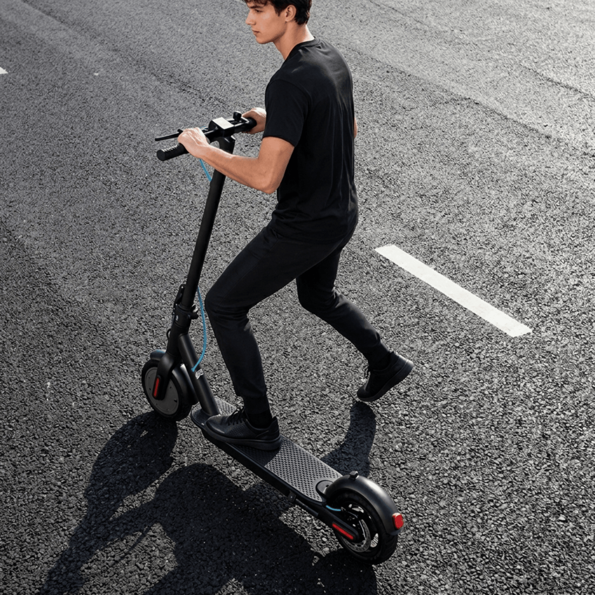 Homme roulant sur la trottinette électrique SEEDREAM RED WING MINI sur la route