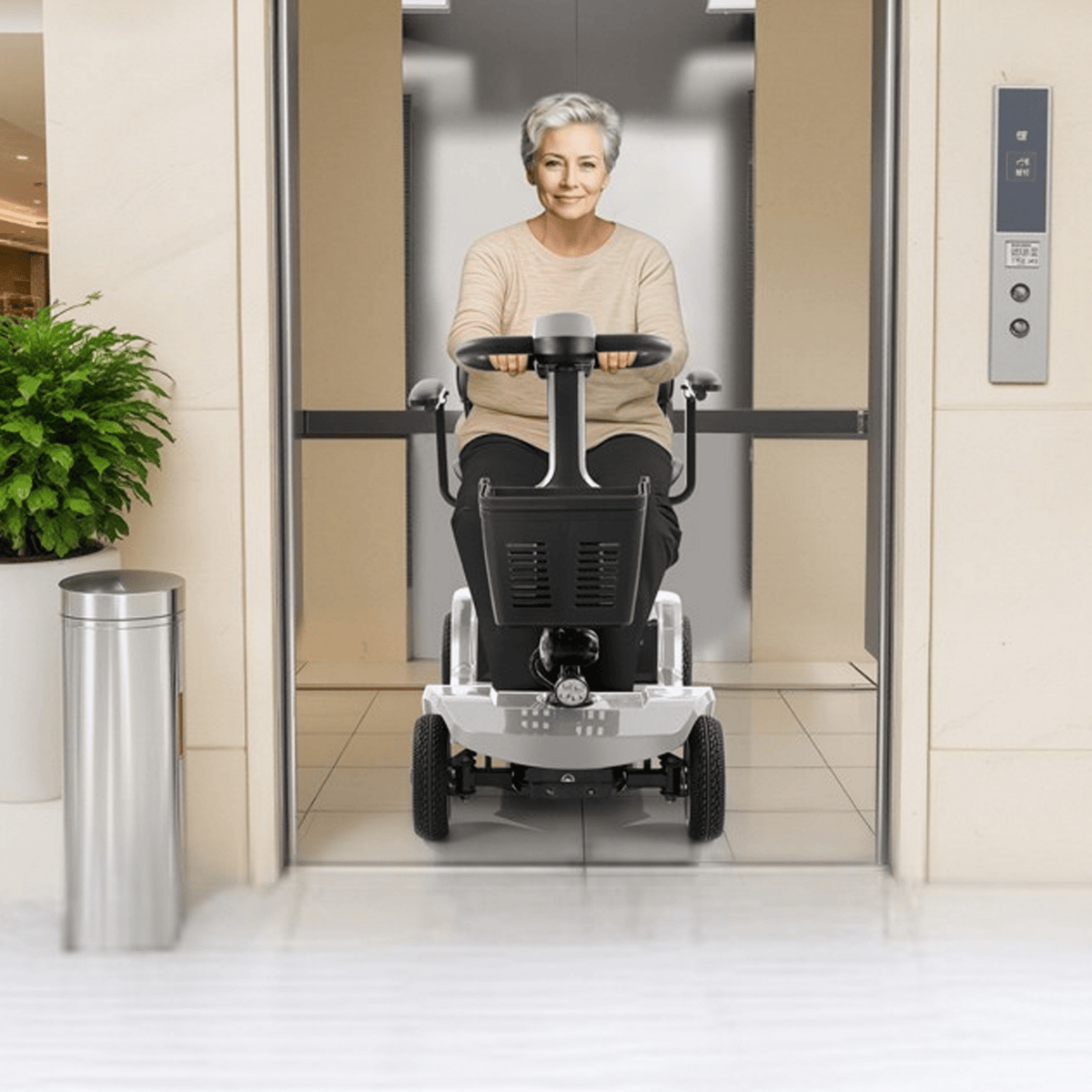 Femme âgée assise sur le scooter de mobilité SEEDREAM S-02 en intérieur
