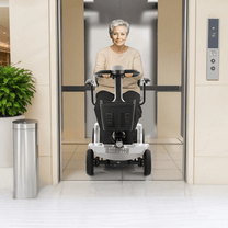 Femme âgée assise sur le scooter de mobilité SEEDREAM S-02 en intérieur