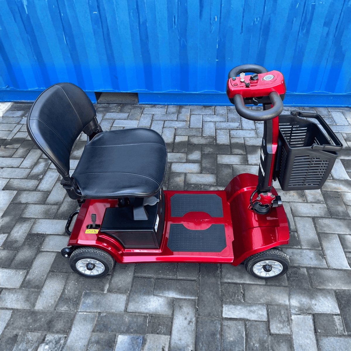 Scooter de mobilité SEEDREAM S-02 vu de trois-quarts avant coloris rouge