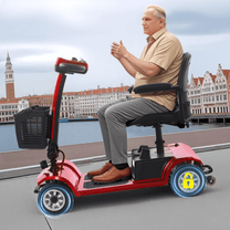 Homme âgé assis sur le scooter de mobilité SEEDREAM S-02 en ville