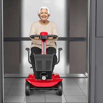 Femme âgée assise sur le scooter de mobilité SEEDREAM X-02 en intérieur