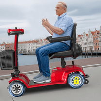Homme âgé assis sur le scooter de mobilité SEEDREAM X-02 en ville