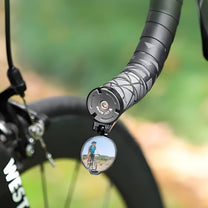 Rétroviseur intelligent Mini sur le guidon du vélo en gros plan