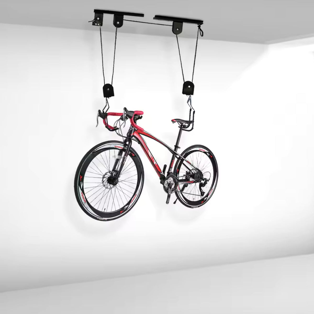 Support de plafond intelligent pour vélo avec un vélo au plafond, vue de profil