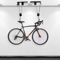 Support de plafond intelligent pour vélo avec un vélo au plafond, vue de face