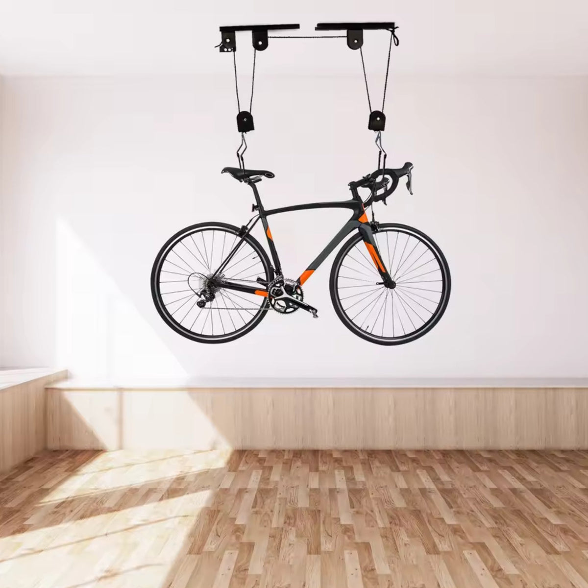 Support de plafond intelligent pour vélo avec un vélo au plafond, vue de biais