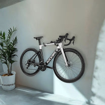Support mural intelligent pour vélo avec un vélo suspendu au mur