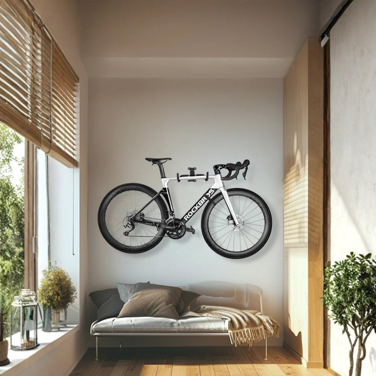 Support mural intelligent pour vélo avec un vélo au mur dans une pièce