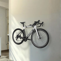 Support mural intelligent pour vélo avec un vélo au mur en gros plan