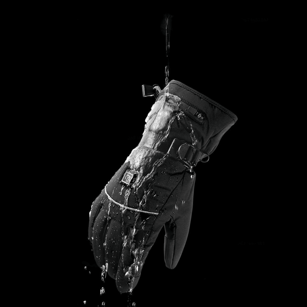 Gants chauffants électriques intelligents sur une personne dans l’obscurité