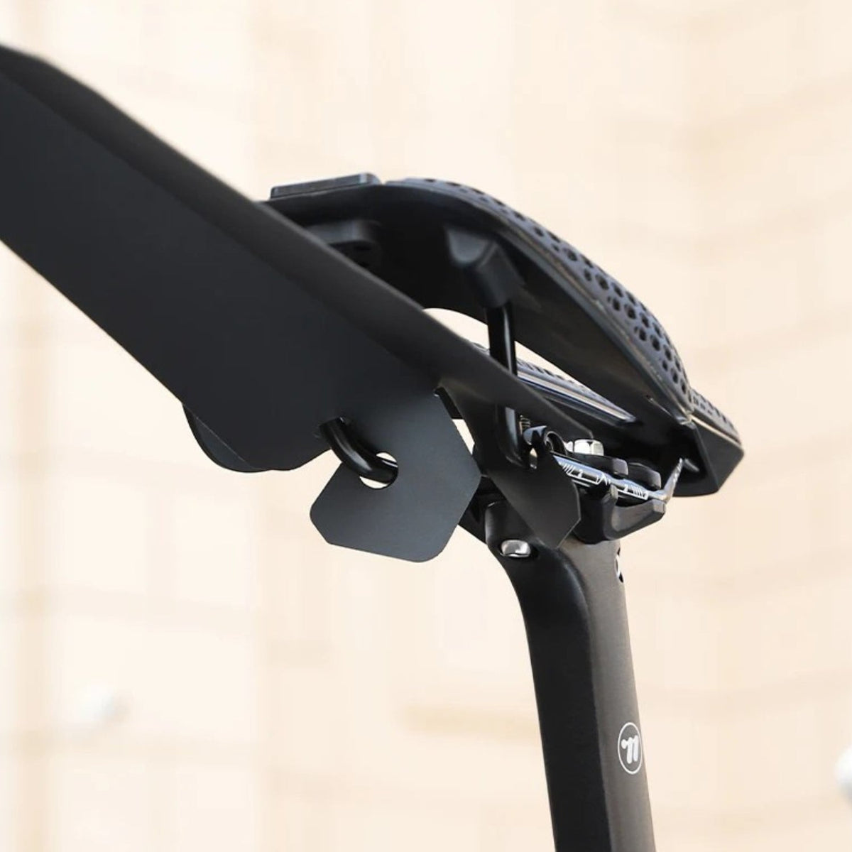 Garde-boue arrière pour vélo en noir sur le vélo, vue de biais