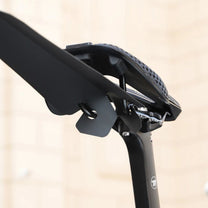 Garde-boue arrière pour vélo en noir sur le vélo, vue de biais