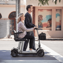 Femme assise sur le scooter de mobilité Sweetrich Air Traveller en ville