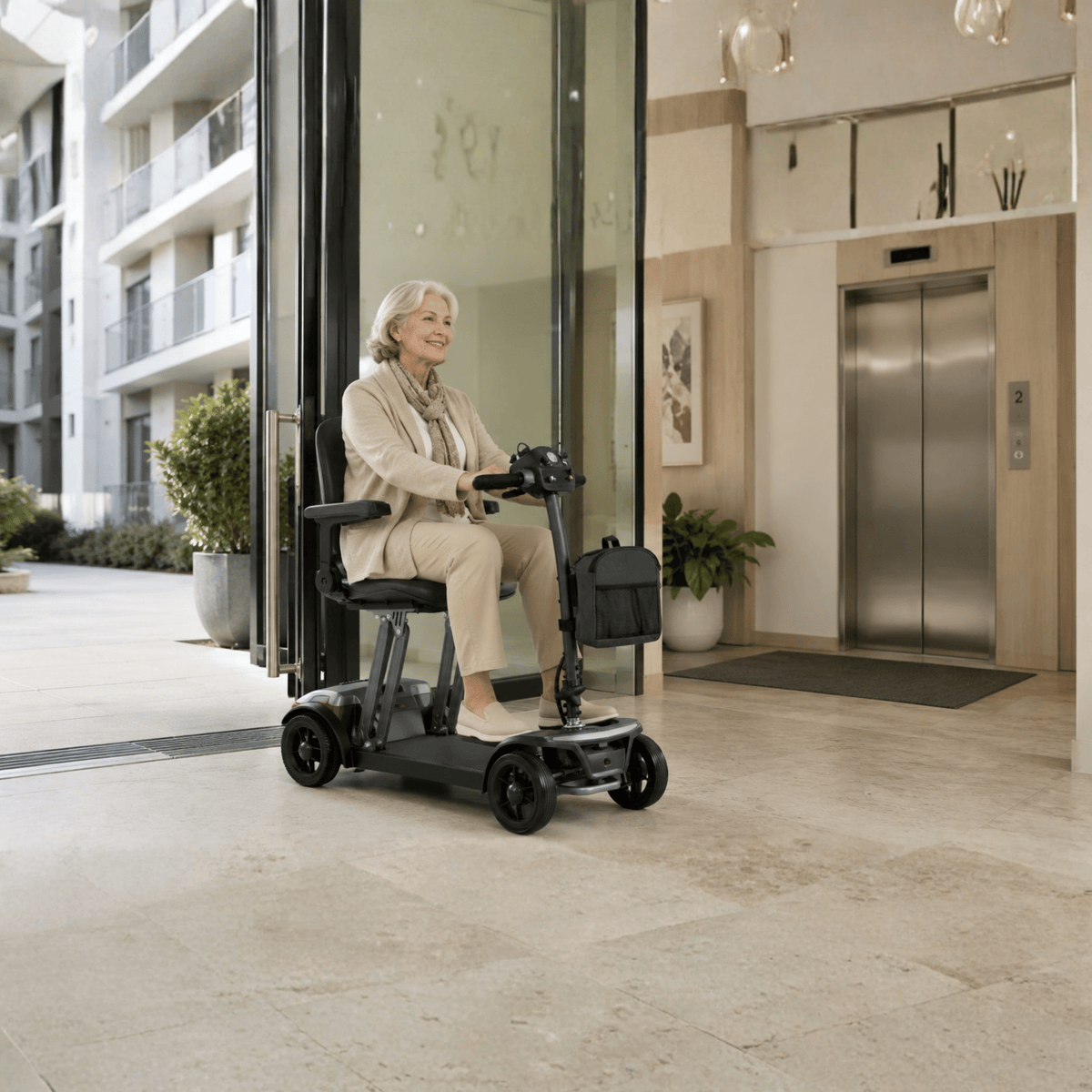 Femme âgée assise sur le scooter de mobilité Sweetrich Air Traveller en intérieur