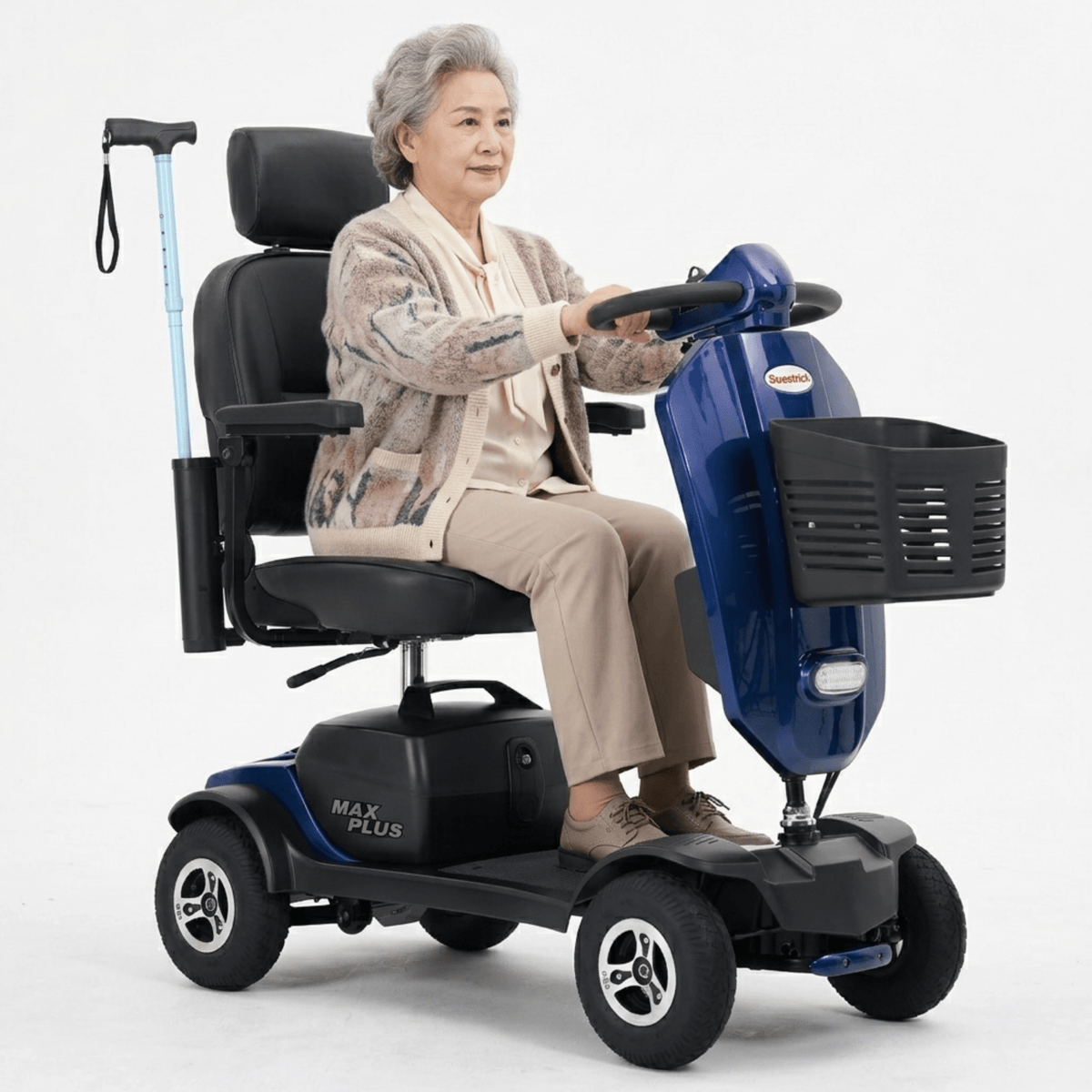 Femme âgée assise sur le scooter de mobilité Sweetrich Max Plus