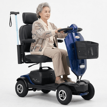 Femme âgée assise sur le scooter de mobilité Sweetrich Max Plus