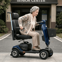 Femme âgée assise sur le scooter de mobilité Sweetrich Max Plus en ville