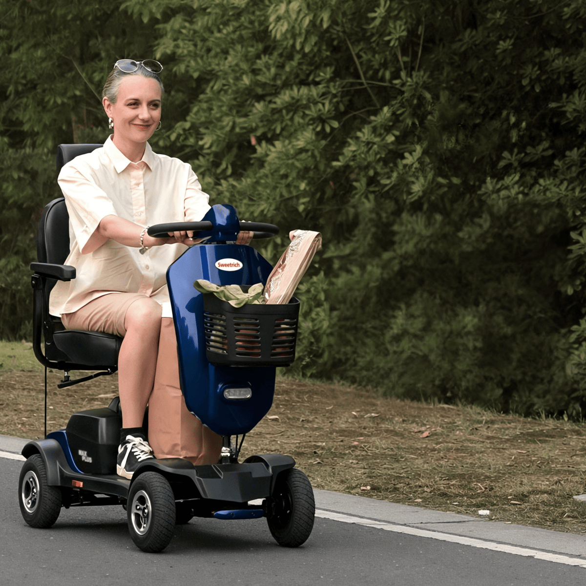Femme âgée assise sur le scooter de mobilité Sweetrich Max Plus