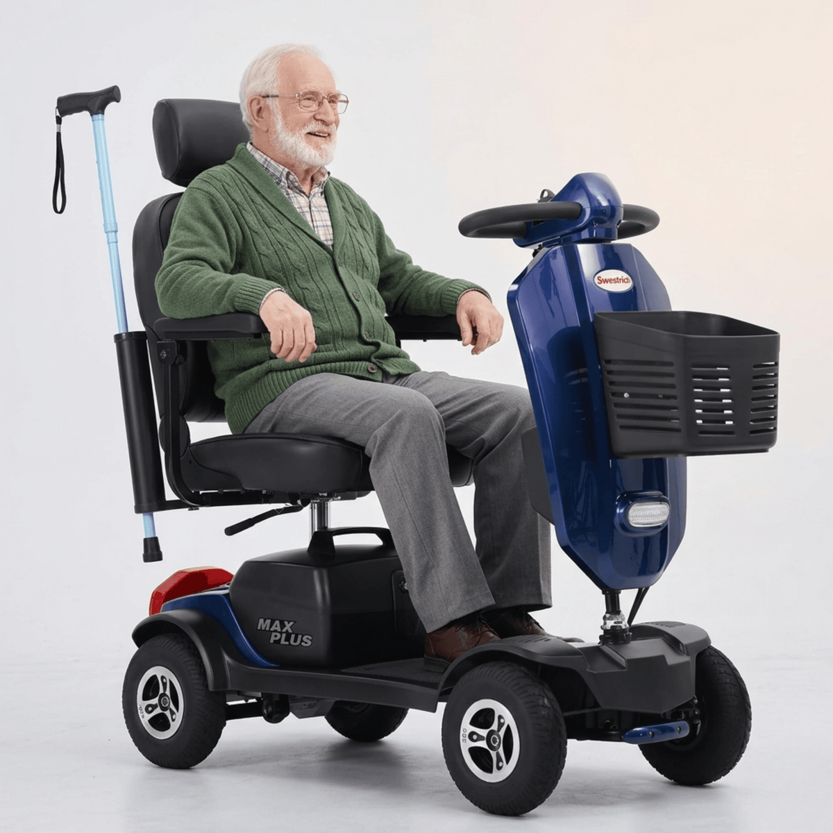 Homme âgé assis sur le scooter de mobilité Sweetrich Max Plus