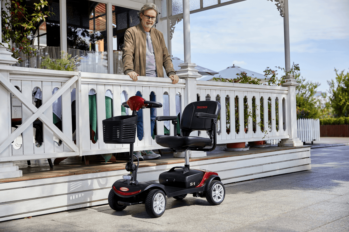 Homme debout avec le scooter de mobilité Sweetrich S1 Sport
