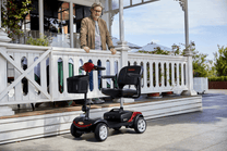 Homme debout avec le scooter de mobilité Sweetrich S1 Sport