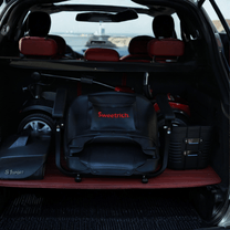 Scooter de mobilité Sweetrich S1 Sport plié dans le coffre d'une voiture