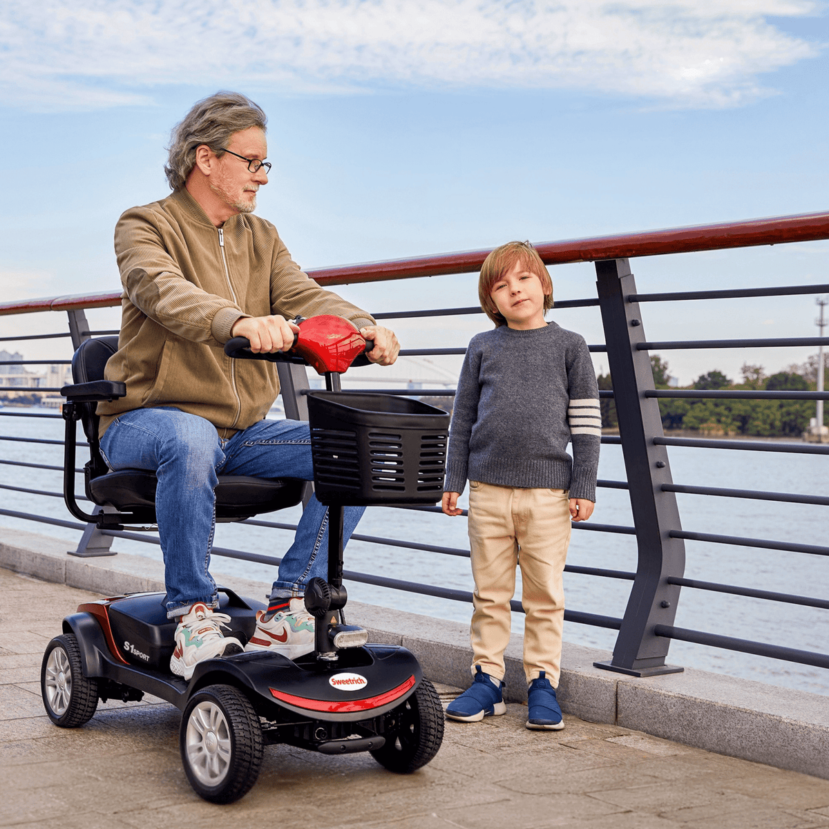Homme âgé assis sur le scooter de mobilité Sweetrich S1 Sport